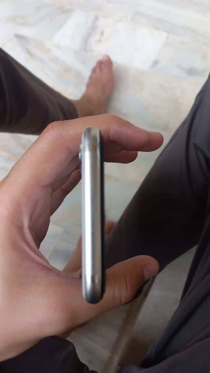 Apple iPhone X 4