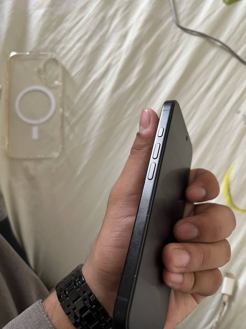 Apple iPhone 16 3