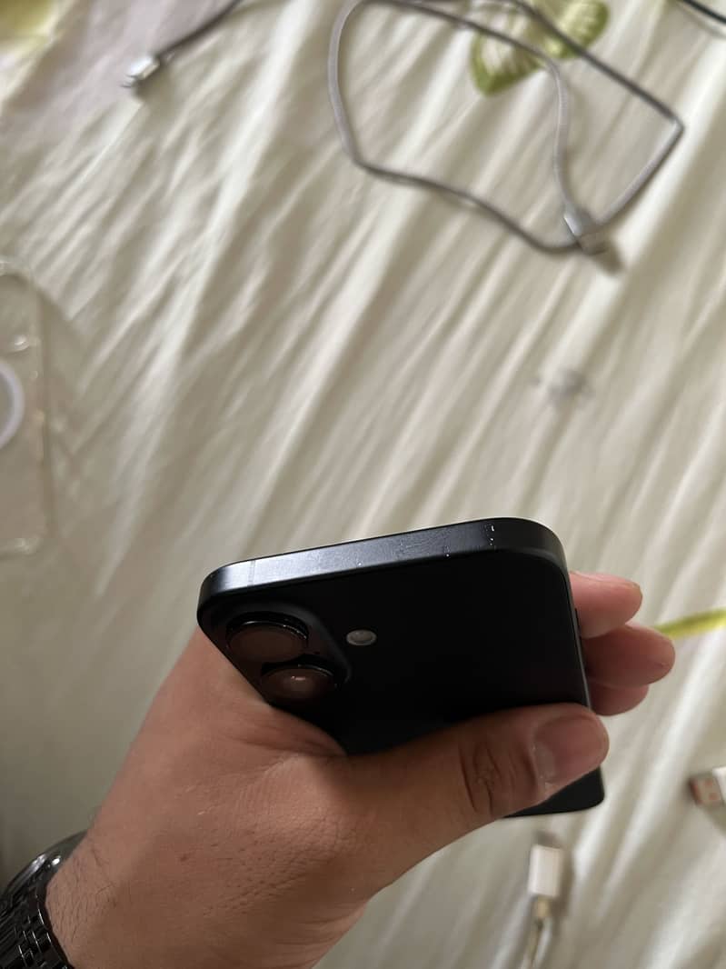 Apple iPhone 16 4