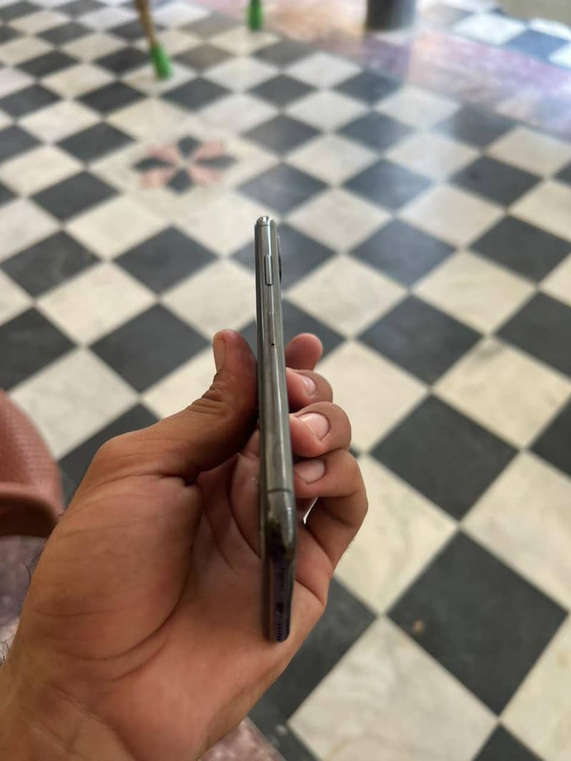 Apple iPhone X 4