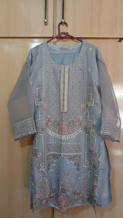 beautiful clothes and Medium size and 10/10 condition