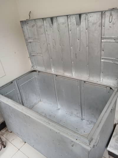 trunk/ peti/ storage
