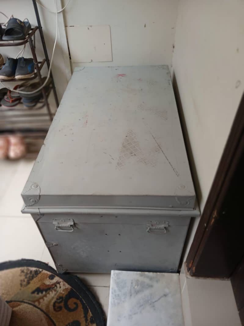 trunk/ peti/ storage 1