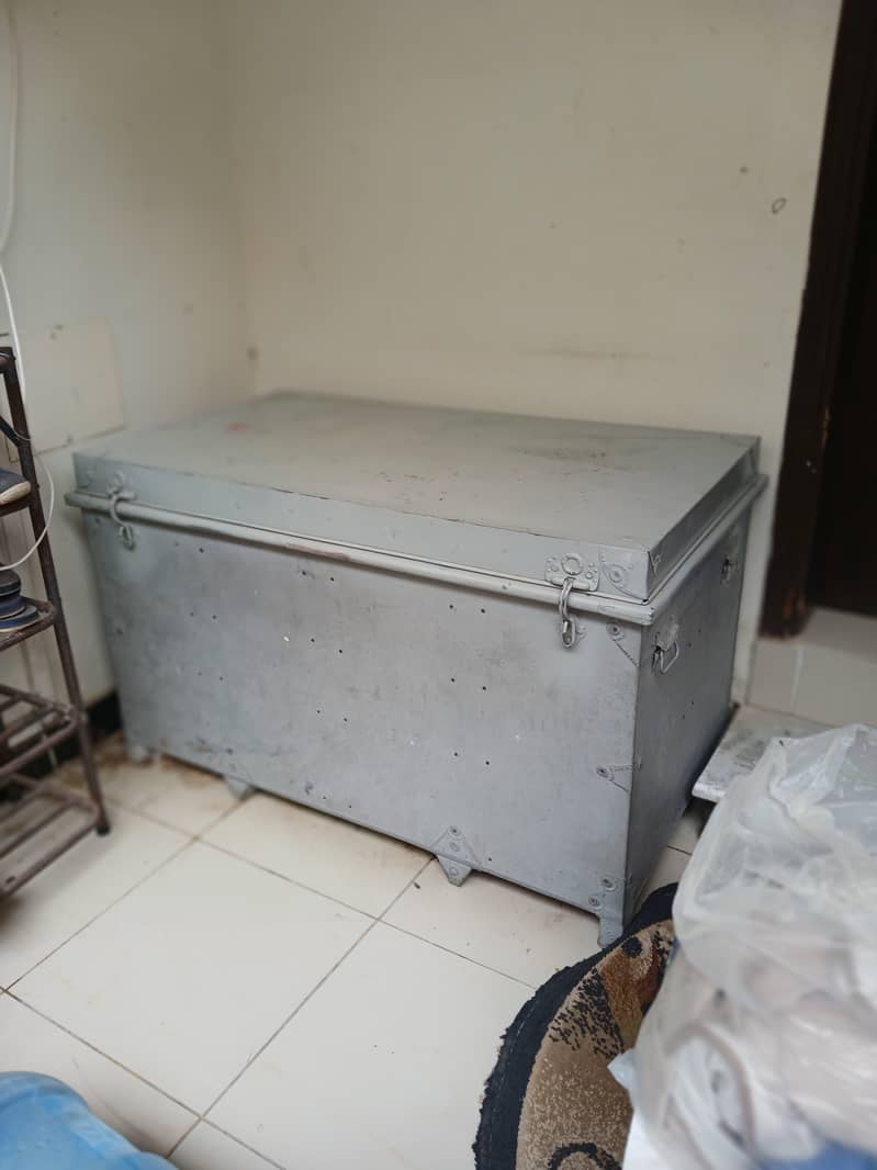 trunk/ peti/ storage 6