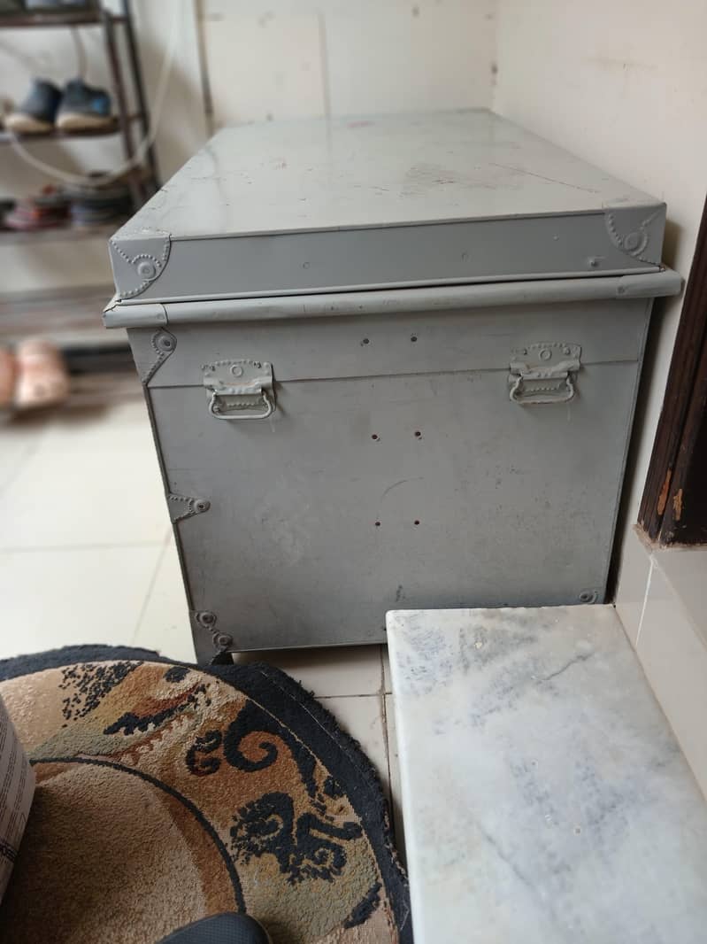 trunk/ peti/ storage 7