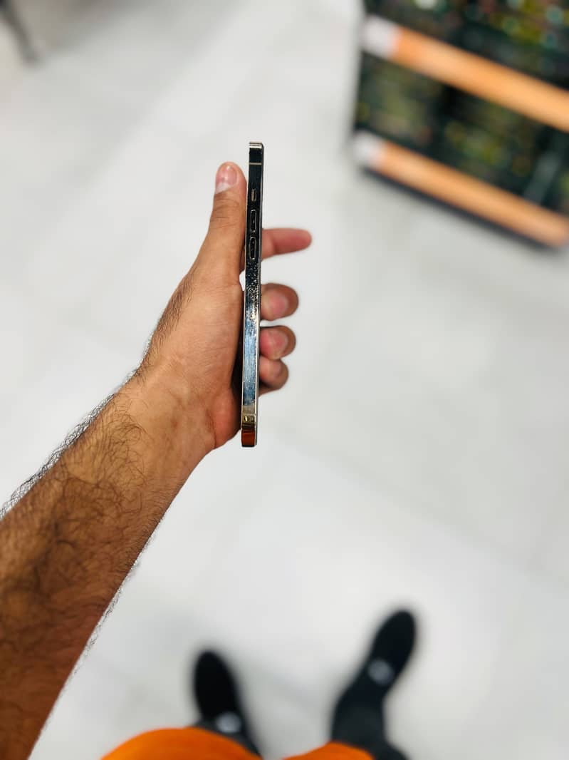 Apple iPhone 12 Pro Max 4