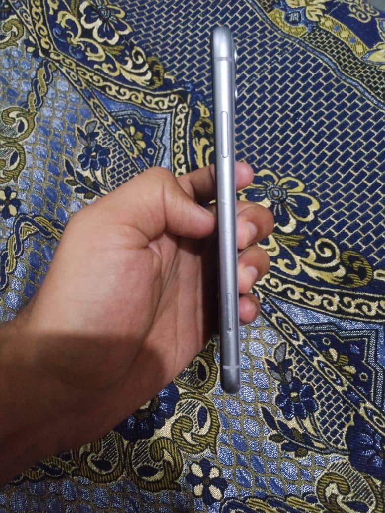 Apple iPhone 11 4