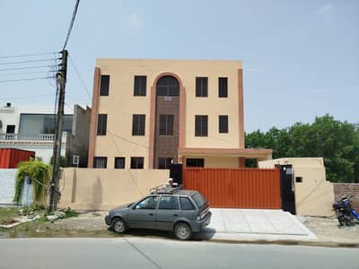 1 Kanal triple Storey building for silent office close to pine road avenue Road Valencia Town