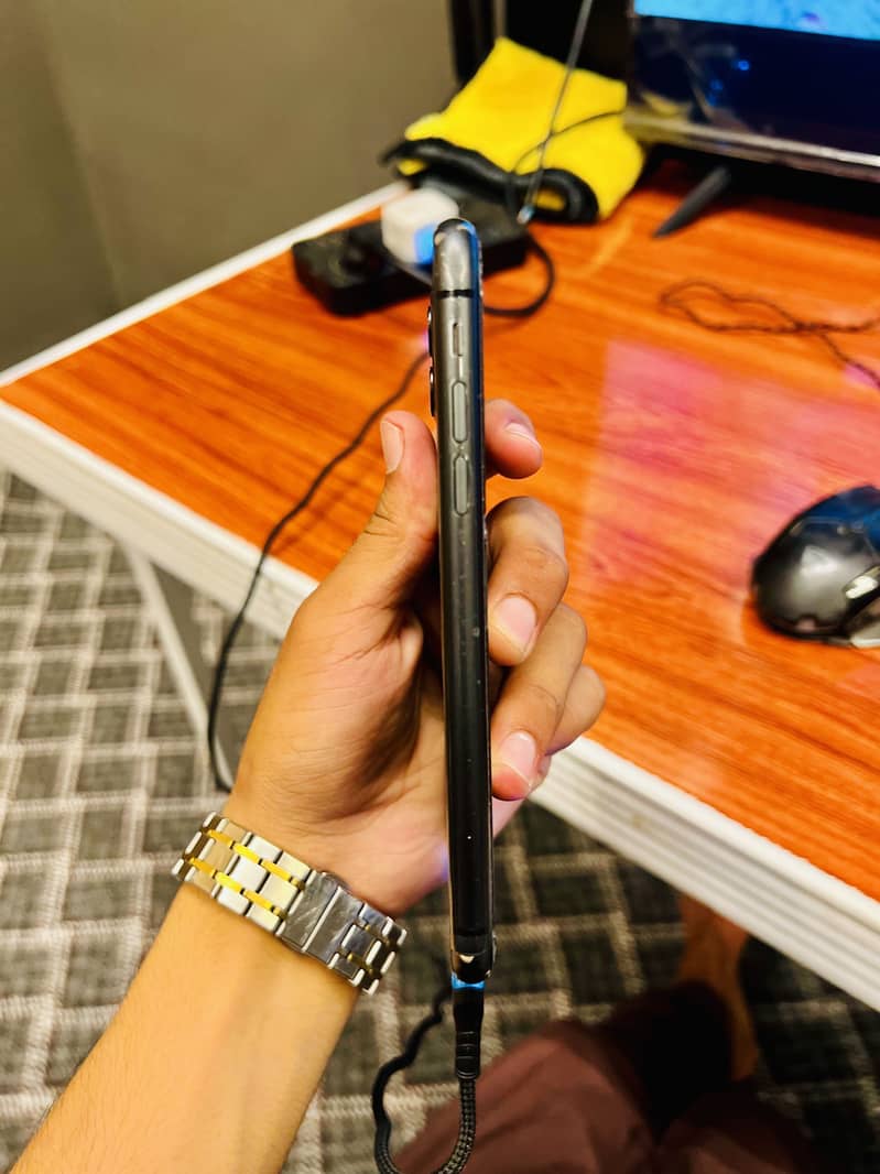Apple iPhone 11 4