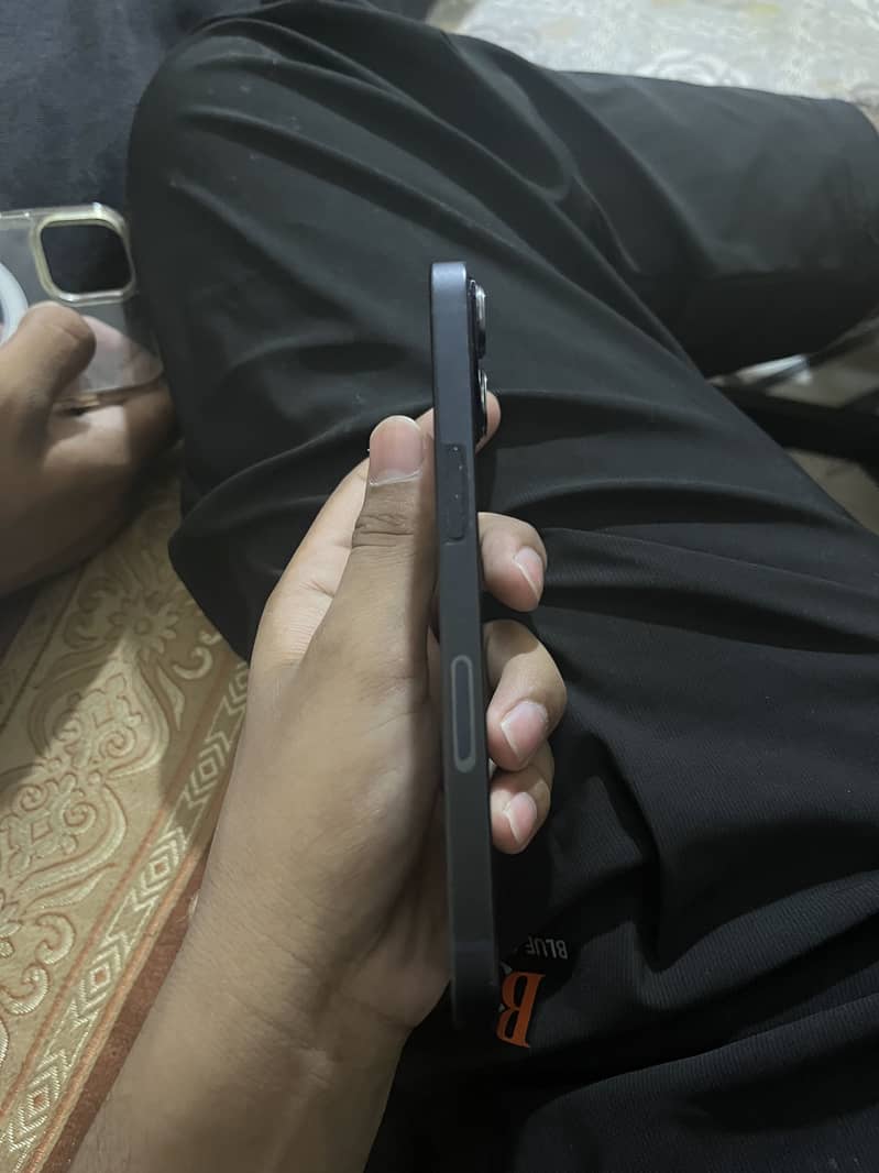 Apple iPhone 13 2