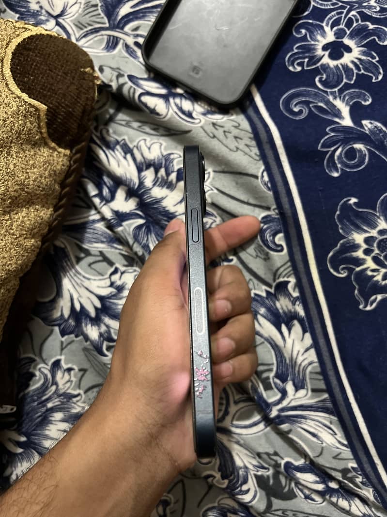 iPhone 13 4