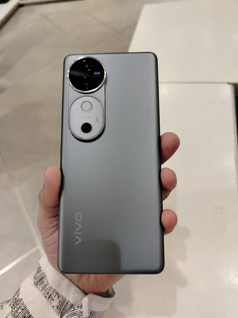 Vivo V40 3