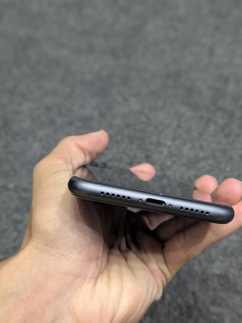 Apple iPhone 11. 7