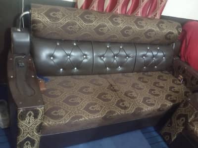5 seter sofa set hai itna used nahi hua bnd kamry main para tha jaga n