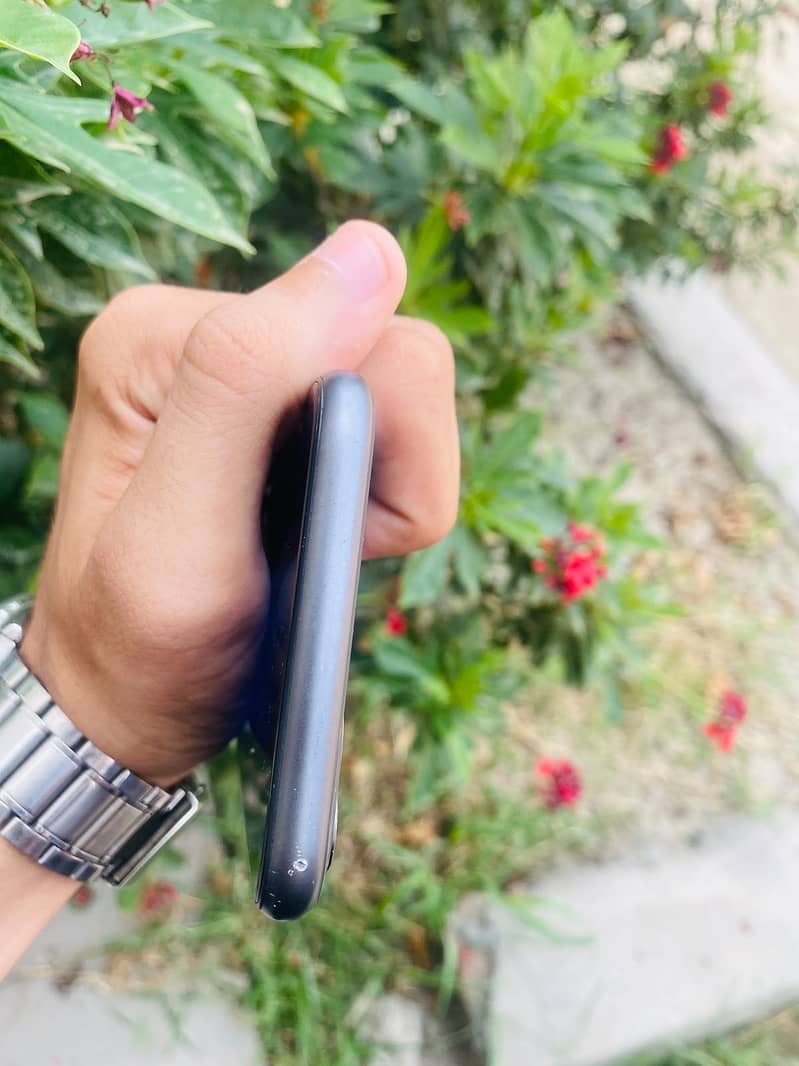 Apple iPhone 11 4