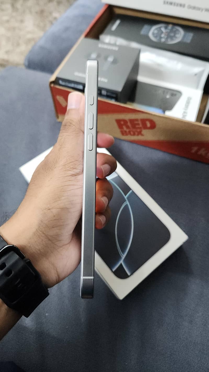 Apple iPhone 16 Pro Max 1