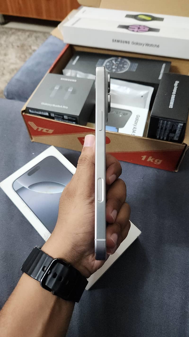 Apple iPhone 16 Pro Max 2