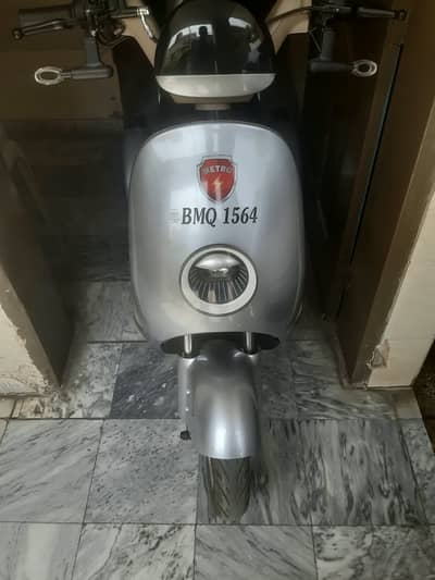 Metro Premium 3 Wheel Electric Scooter | Almost New | Under Warranty |