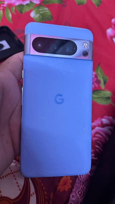Google Pixel 8 Pro official approv back Gilas crack