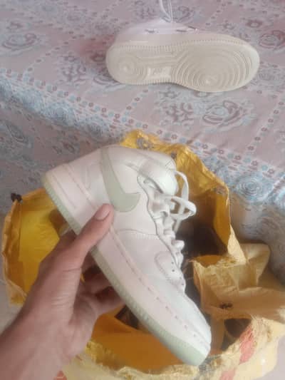 trifted shoes pura Bora milega