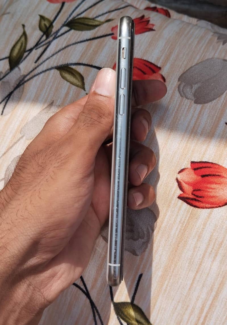 Apple iPhone X 4