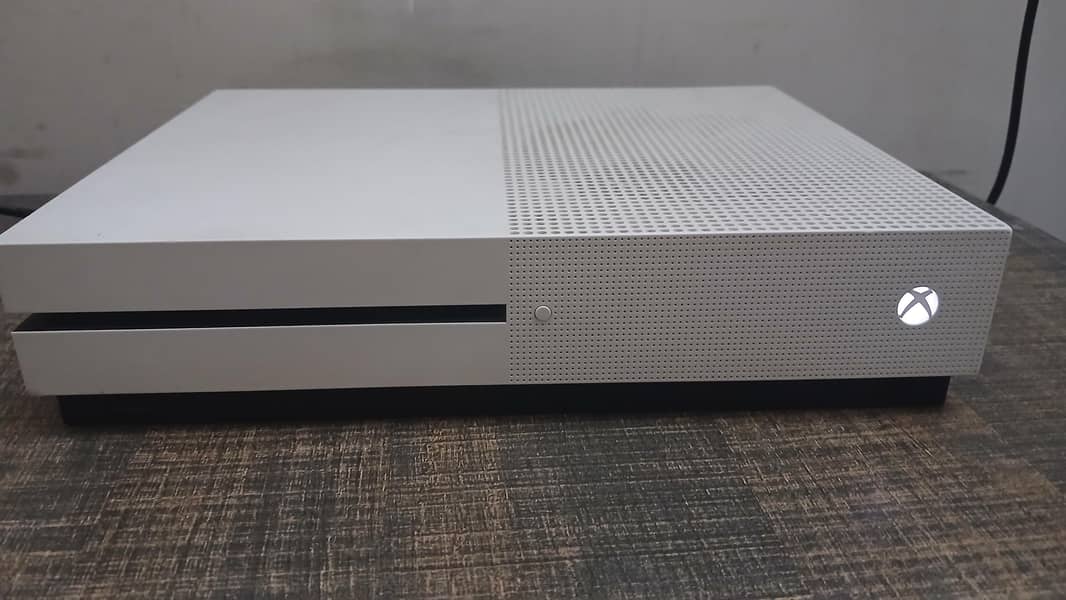 Xbox one S 1tb with extra controller 0