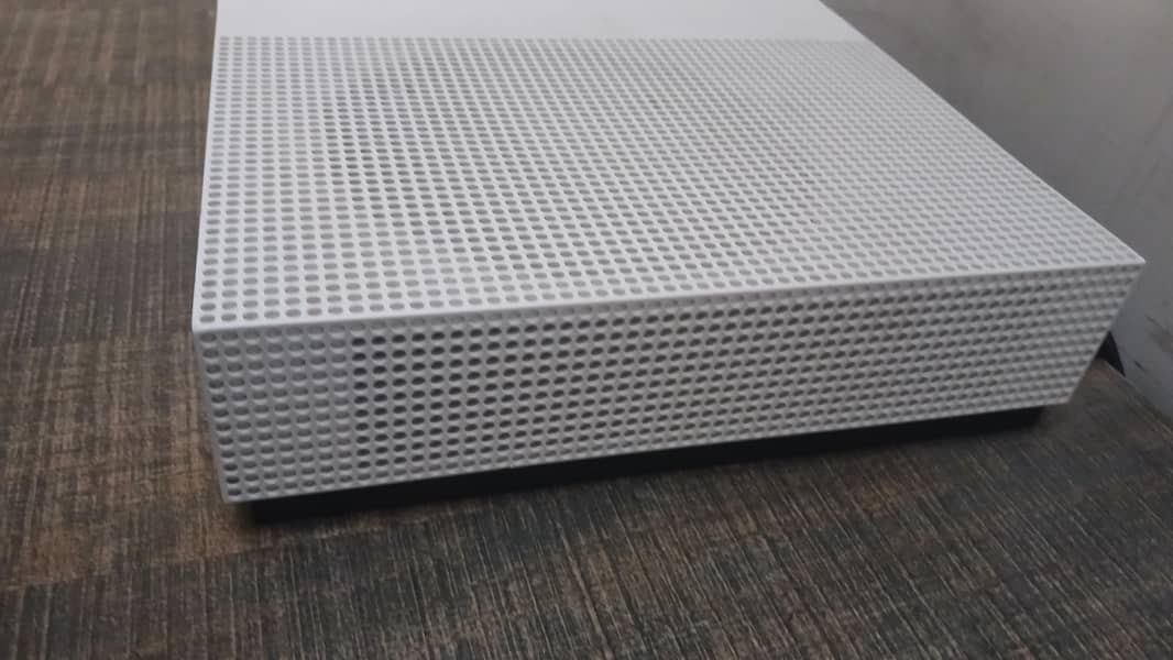 Xbox one S 1tb with extra controller 2