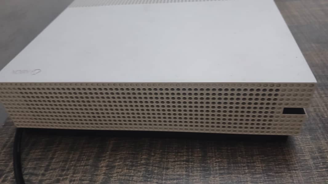 Xbox one S 1tb with extra controller 3