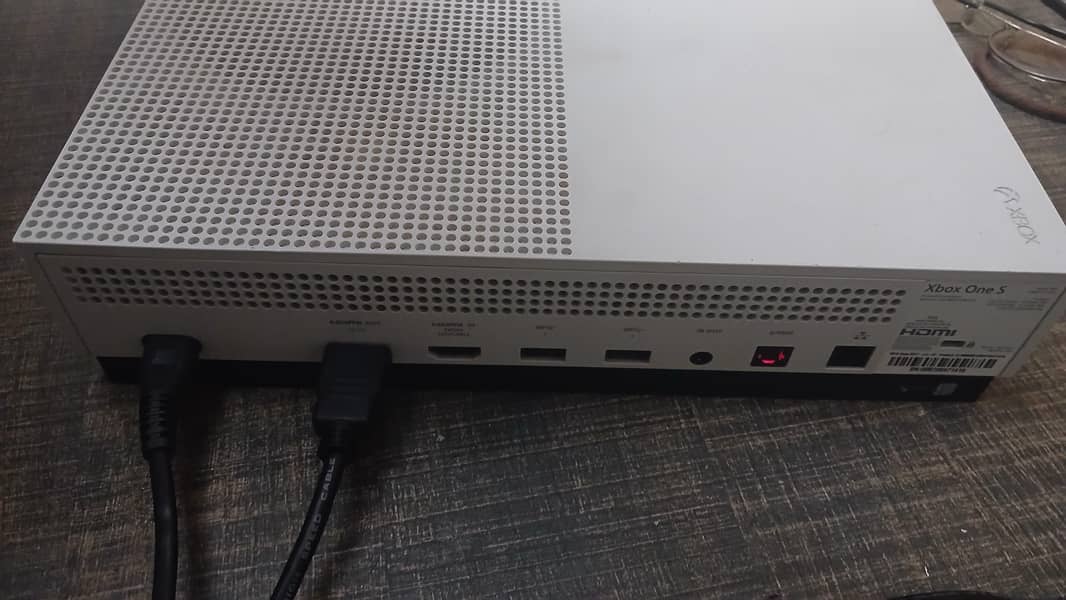 Xbox one S 1tb with extra controller 4