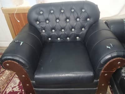 5 seater sofa set king size he cushion chahye baqi sahe he 20k ka khar