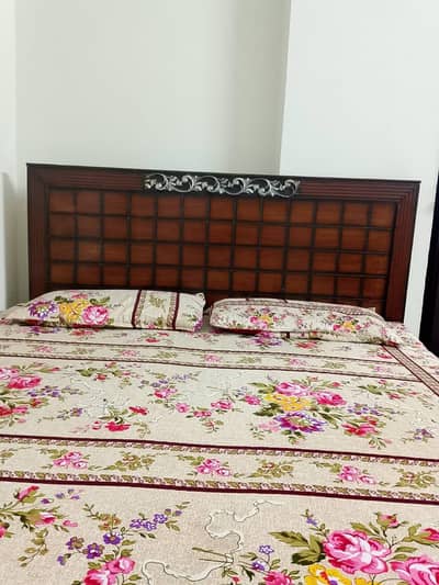 Queen size bed in new condition with mattress