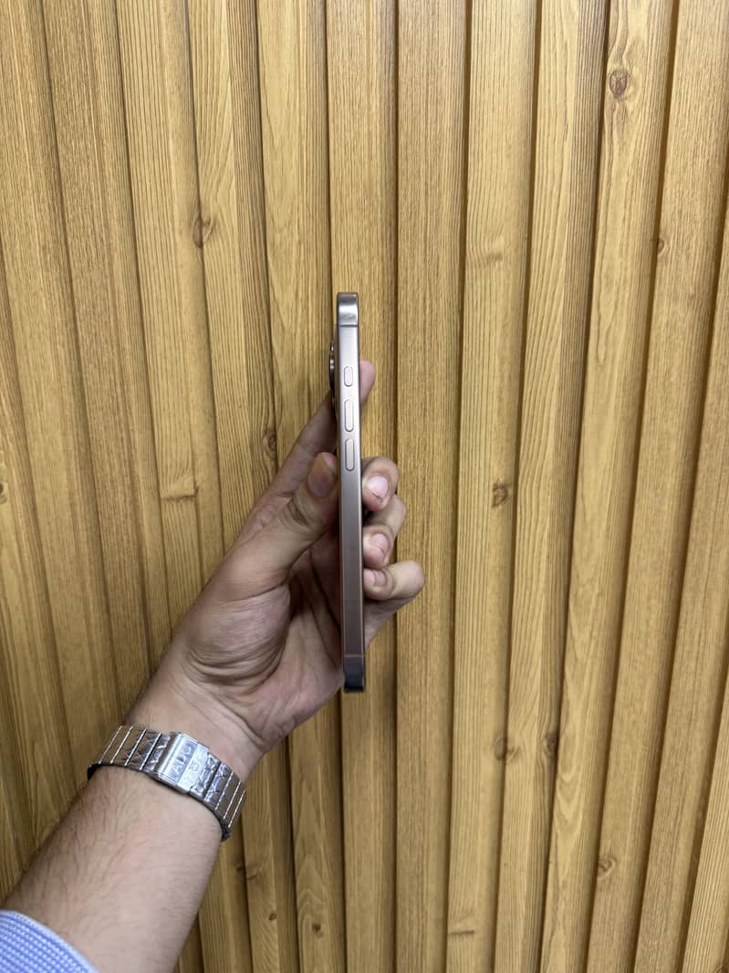 iPhone 16 Pro 3