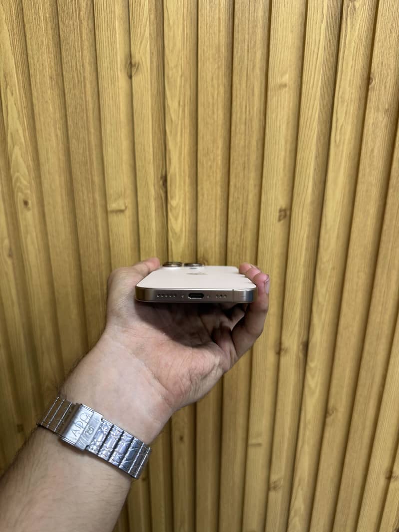 iPhone 16 Pro 4