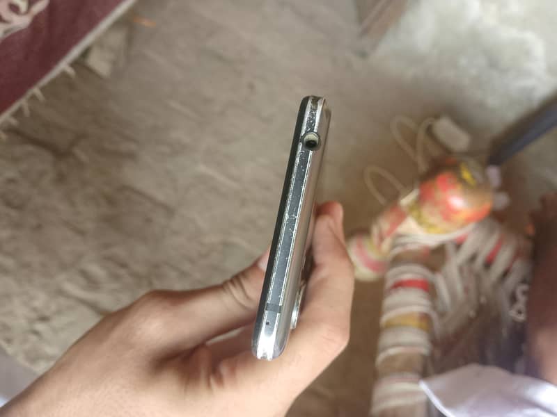 Sharp Aquos R5G 1
