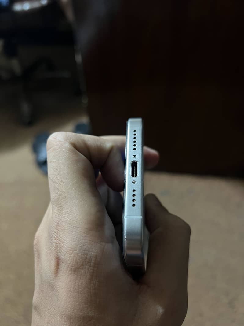 Apple iPhone 15 Pro Max 4