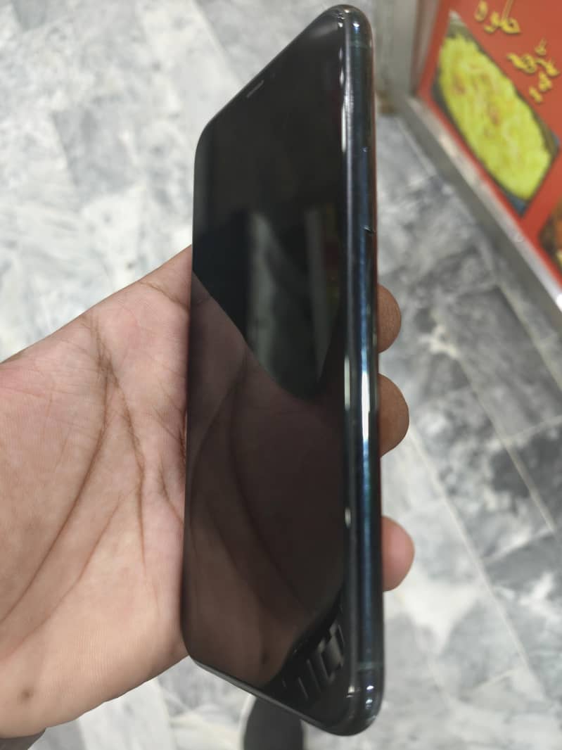 Apple iPhone 11 Pro 4