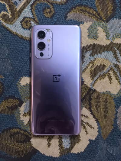 One Plus 9 mobile 8/128 hai. or 2 green line on screen.