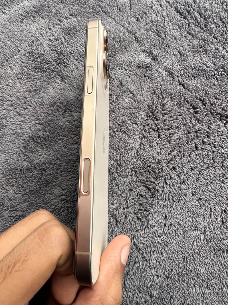 Apple iPhone 16 Pro Max 2