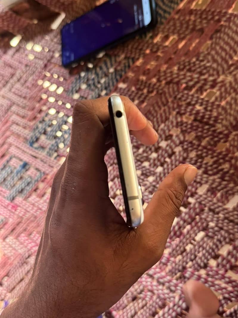 Sharp Aquos R3 1