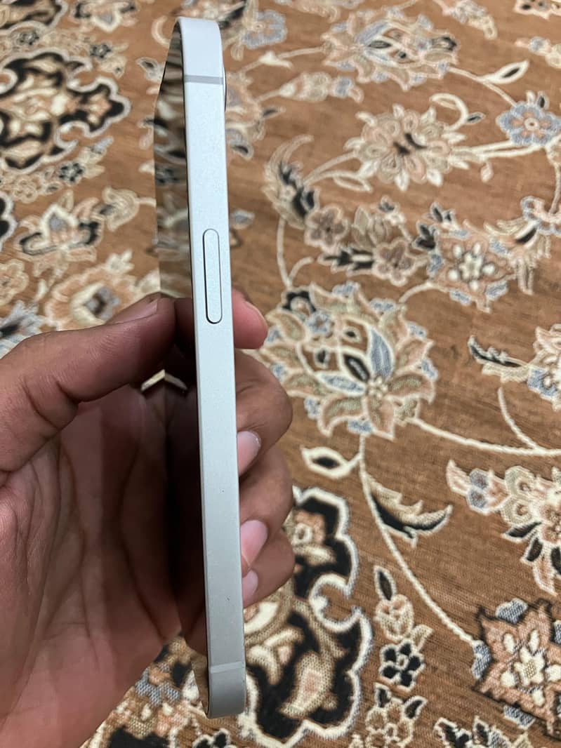 Apple iPhone 16e 1