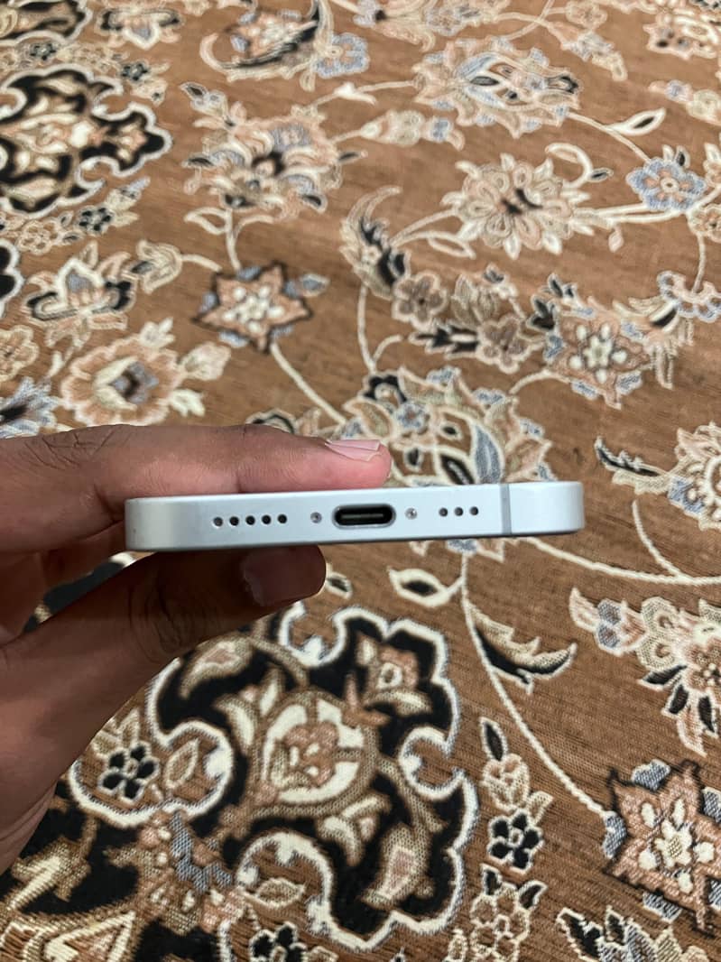 Apple iPhone 16e 2