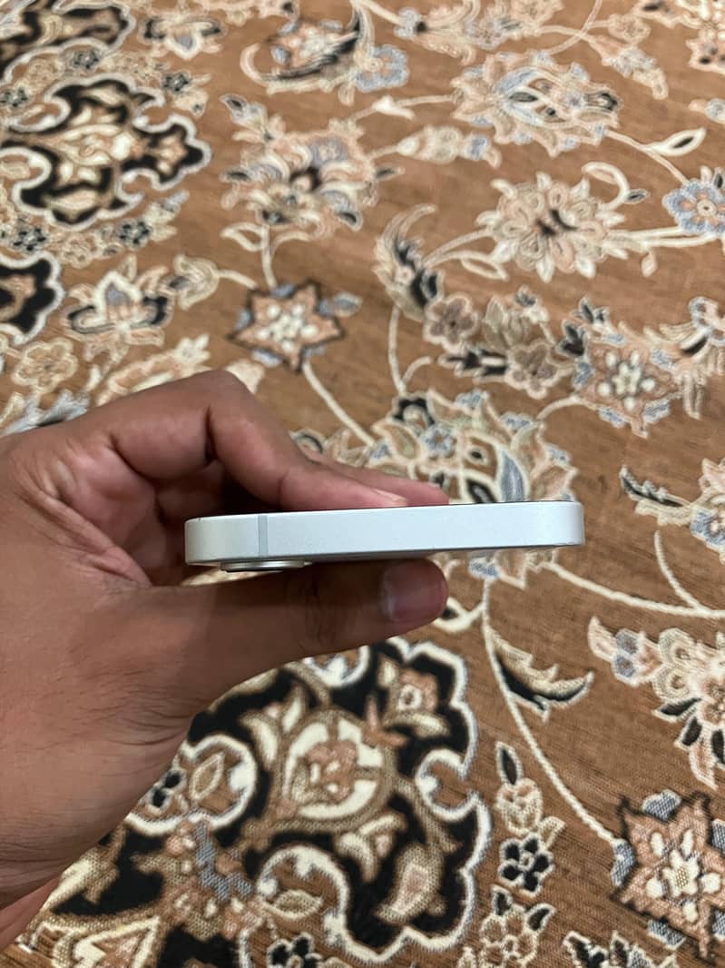 Apple iPhone 16e 3