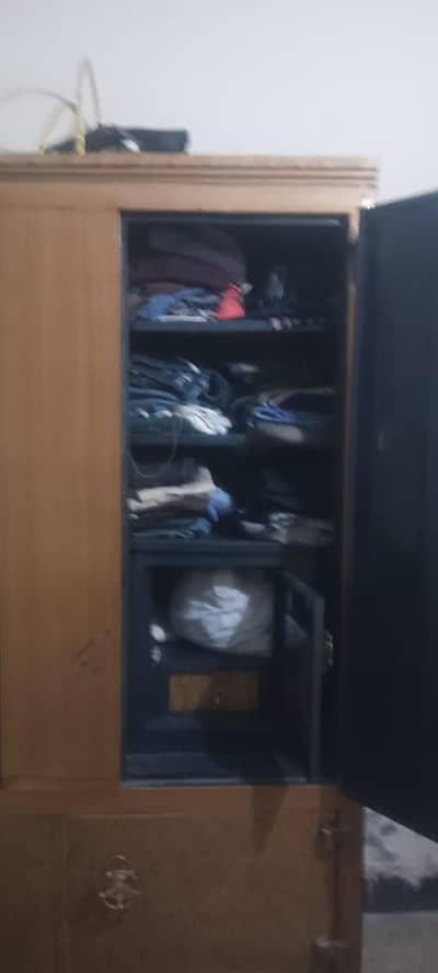 safe almari for sale available in best price 15000final