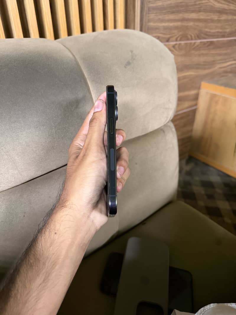 Apple iPhone 15 Pro 4