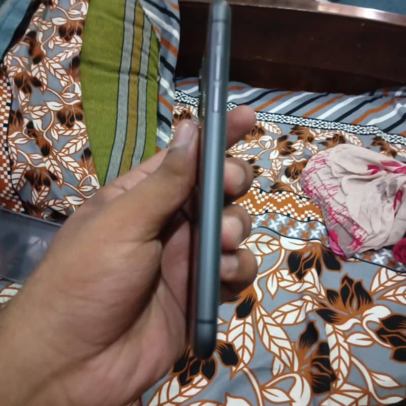 Apple iPhone 11 3