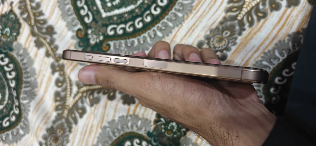 Apple iPhone 16 Pro Max 7