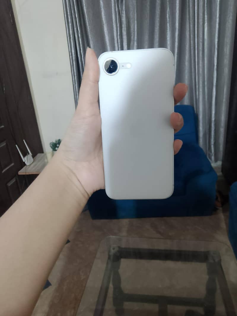 Apple iPhone 16e 1