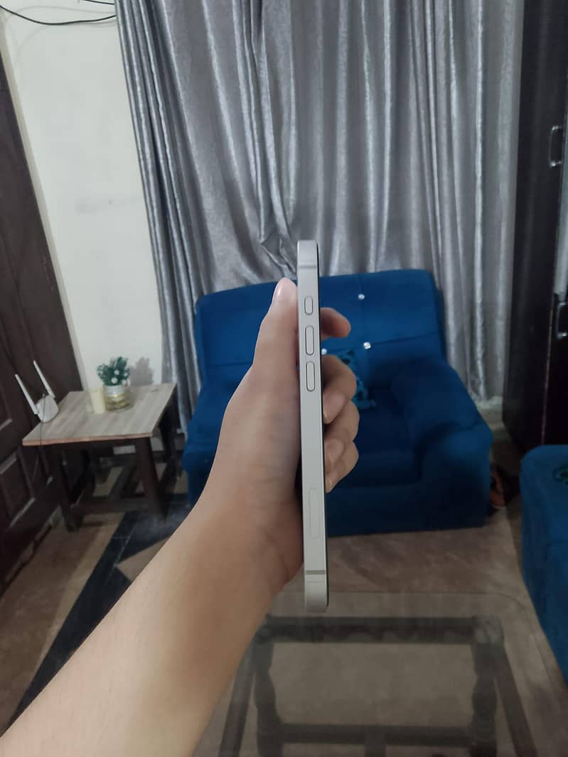 Apple iPhone 16e 2
