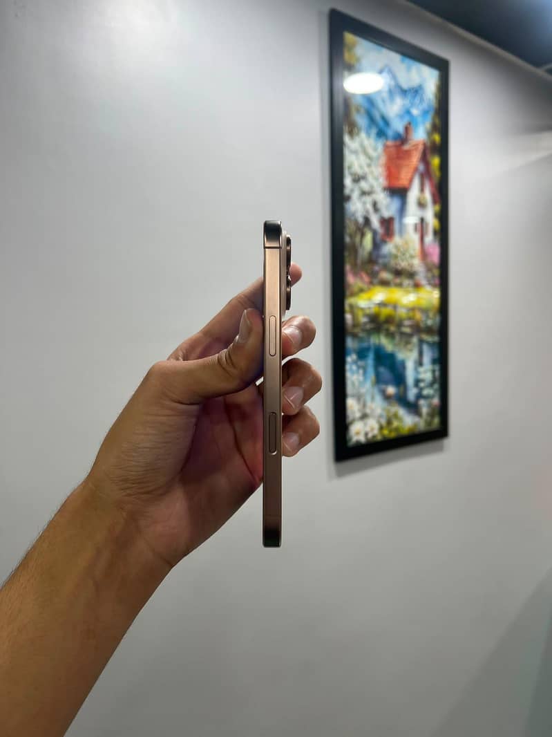 Apple iPhone 16 Pro 3