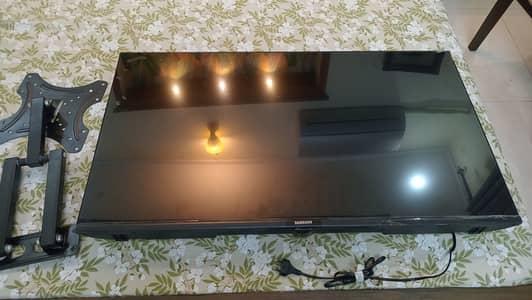LCD 43” with stand